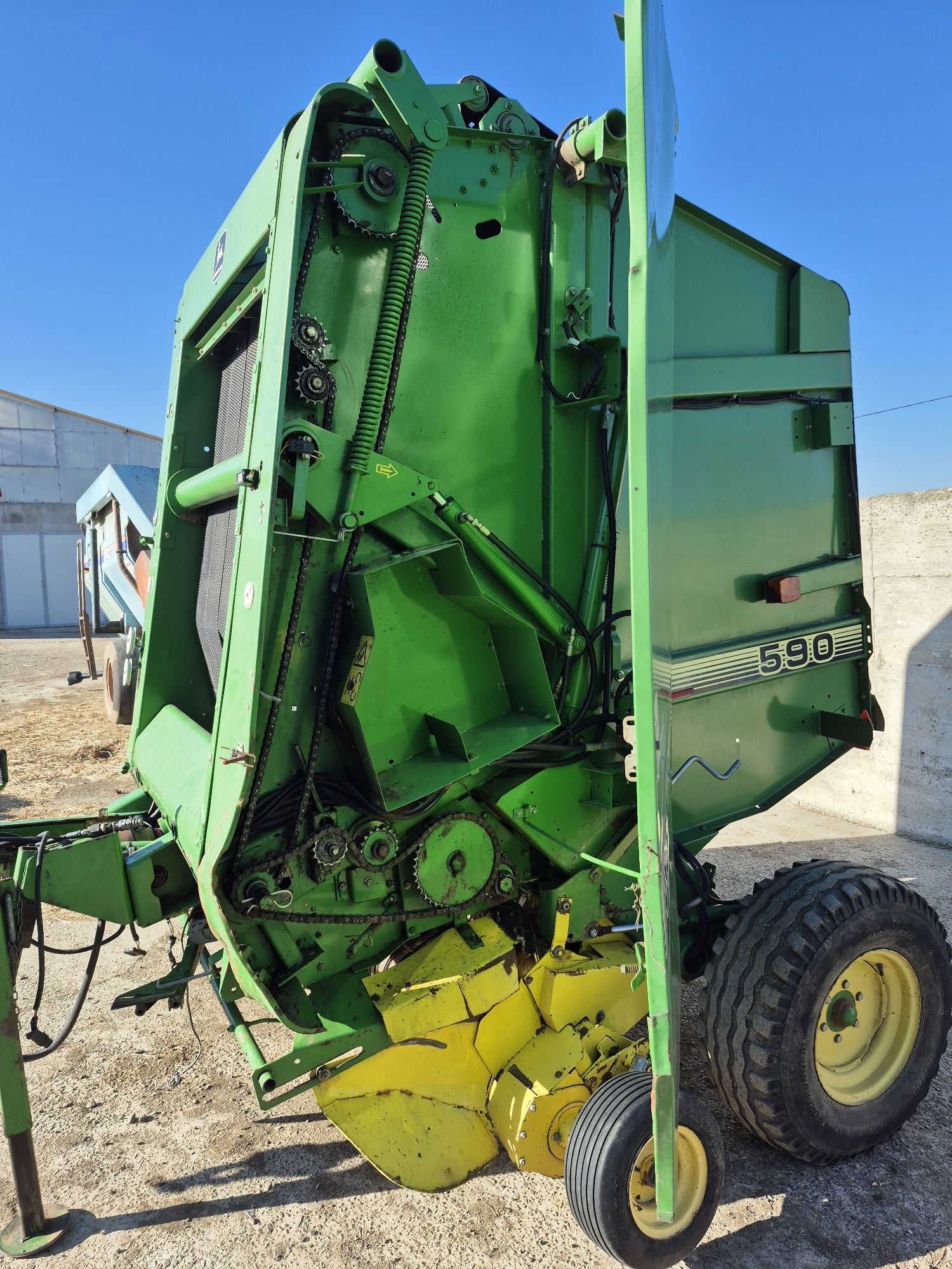 Vând presa de baloti rotunzi john deere 590