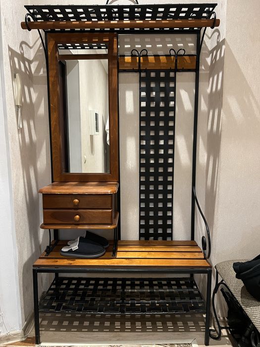 Прихожая со скамьей