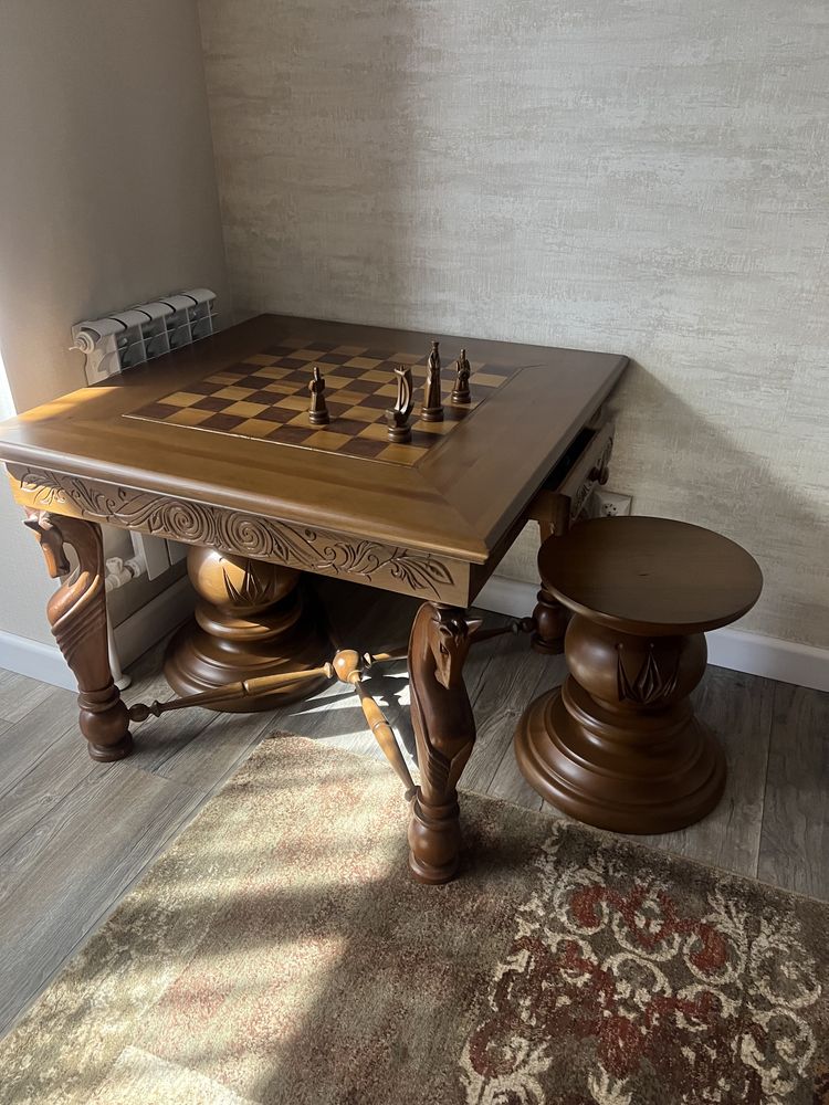 Шахматный стол с фигурками ручной работы