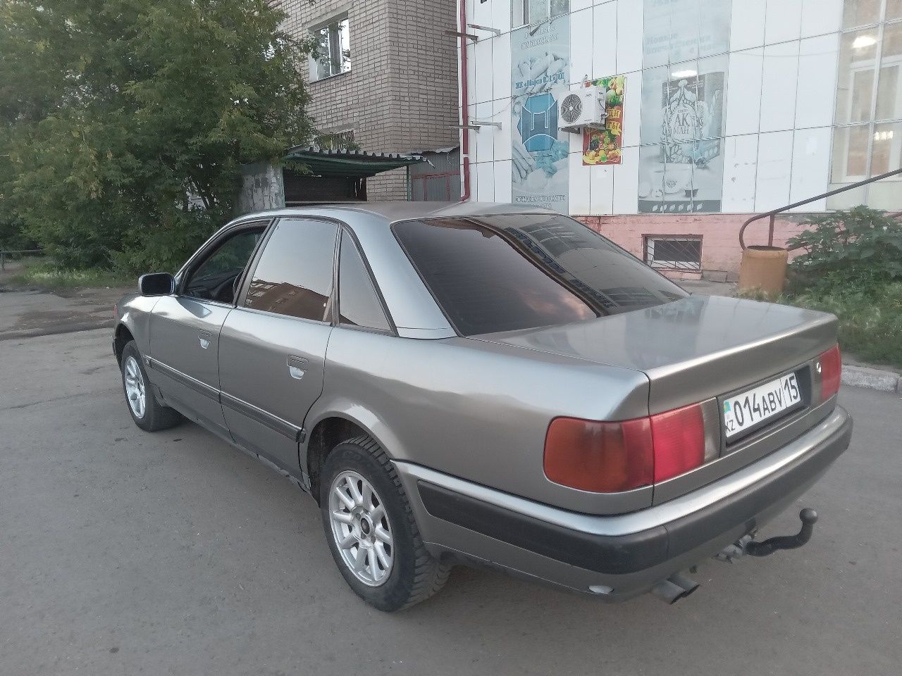 Продам Ауди с4 автомат объем 2.6