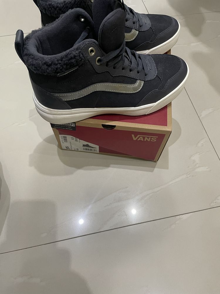Зимни кецове Vans