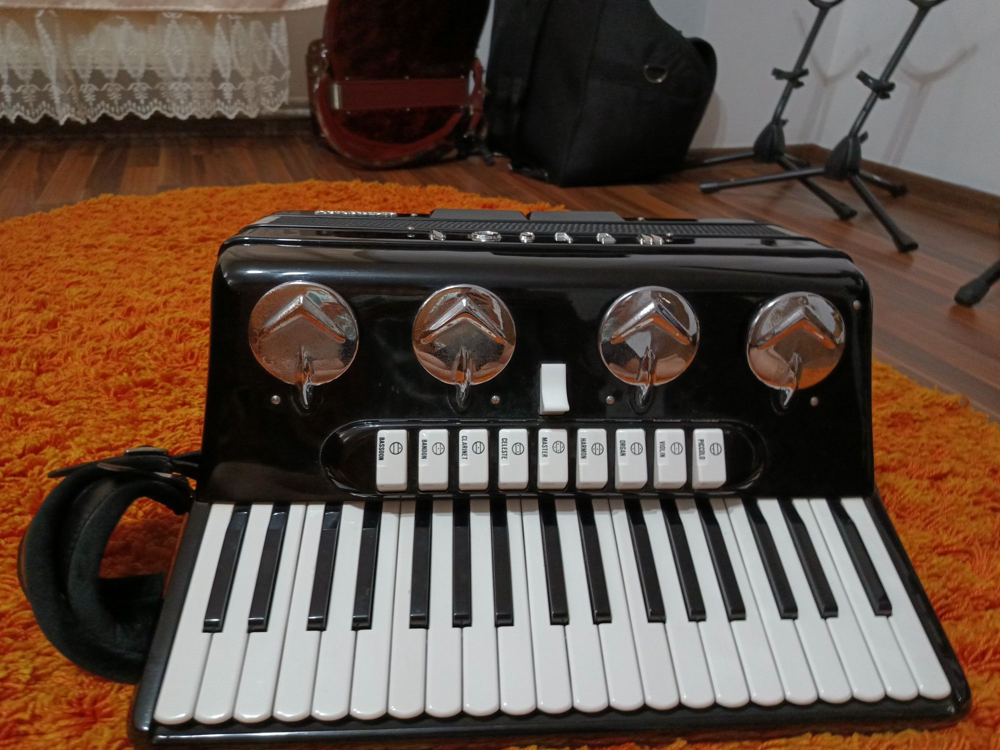 Vând acordeon Welson 96 bași