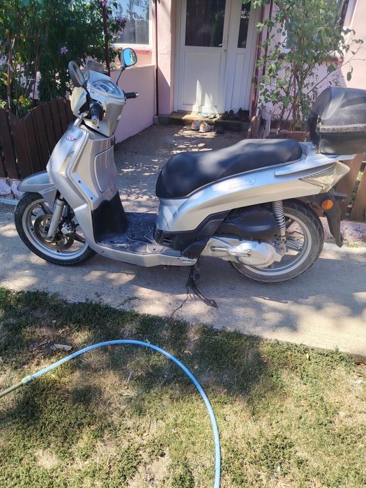 De vânzare Scuter Kymco 125 este in stare buna Da nu are acte
