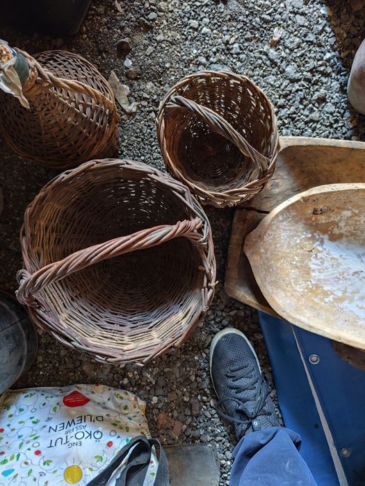 Плетени кошници автентични.