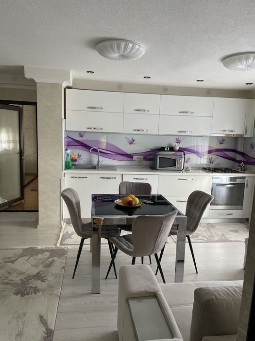 Vind apartament 2 dormitoare + livin open . Urgent