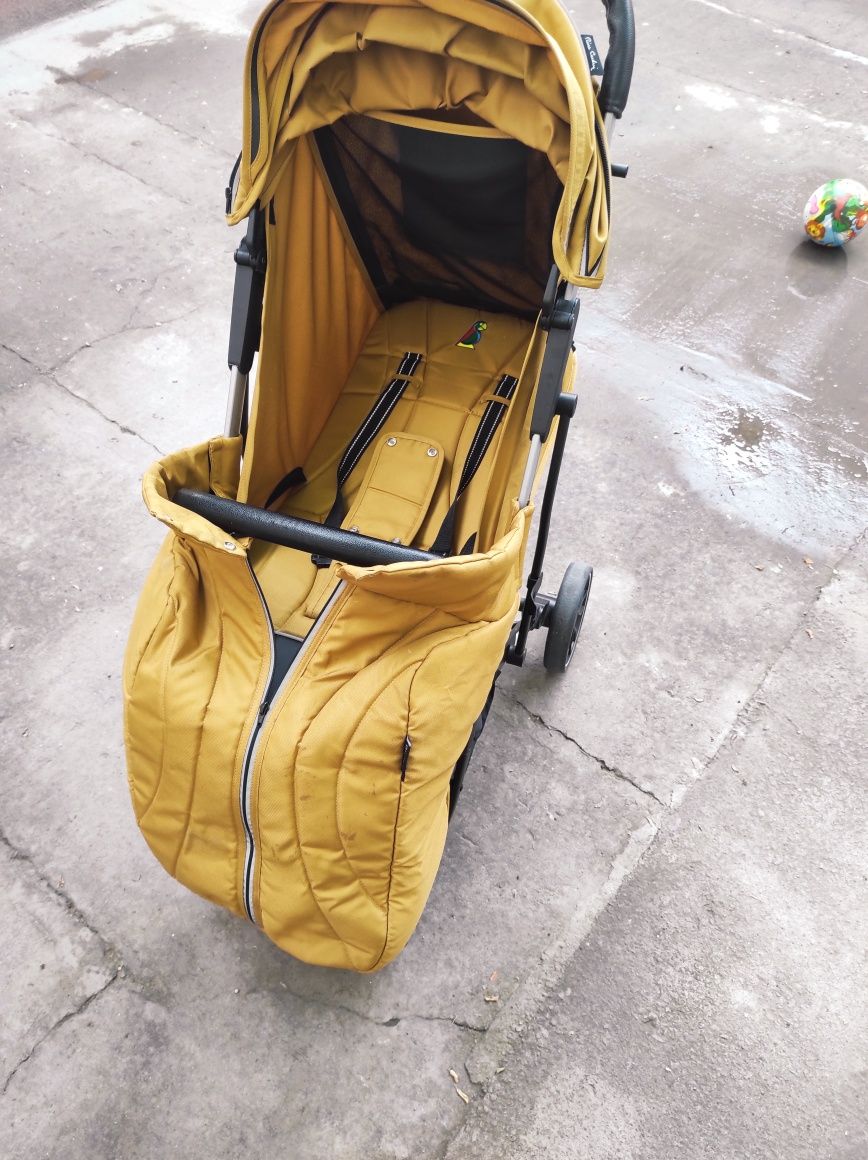 Детская раскладная коляска, лёгка и практичная. Горчичного цвета.