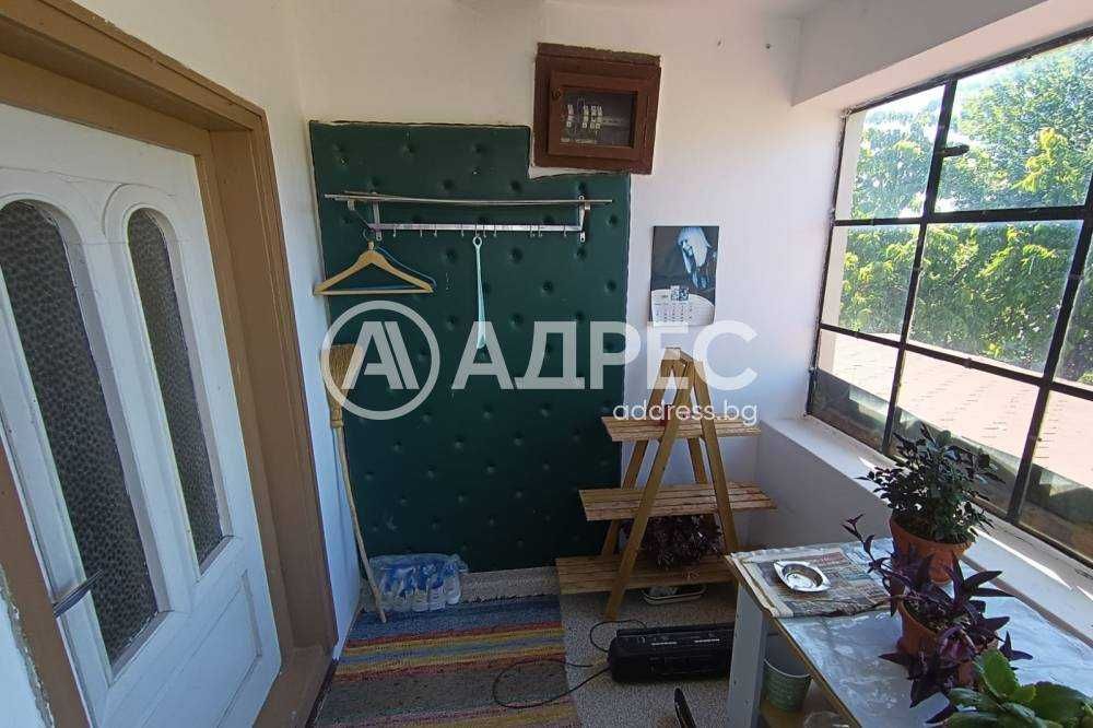 Реновирана и поддържана къща в с. Просторно!