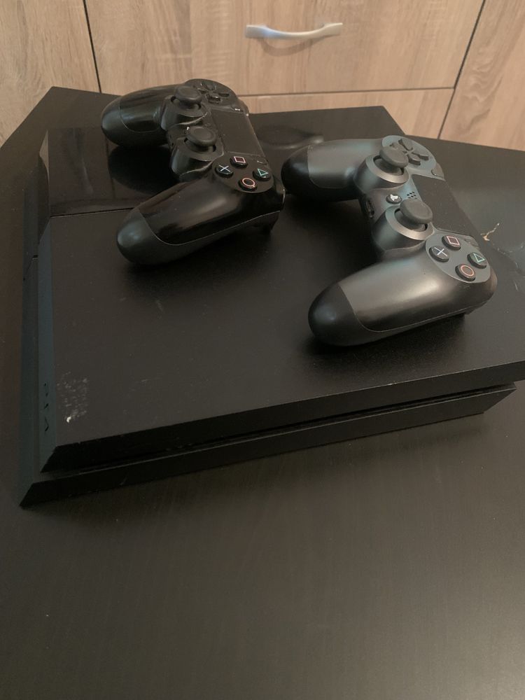 PS4 с два контролера