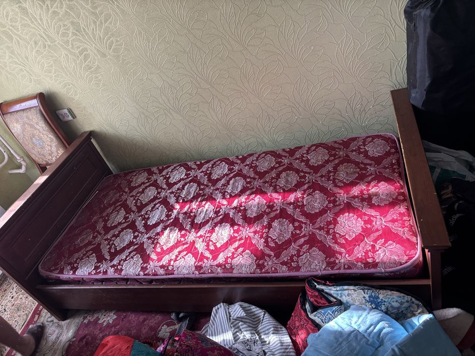 Кровать с матрасом