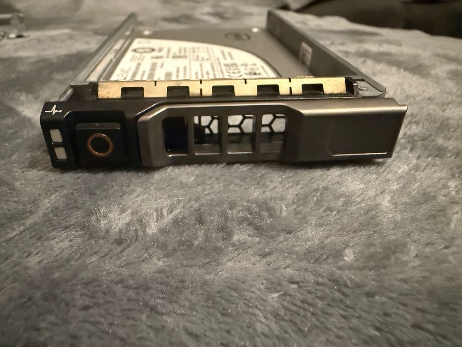 Intel SSD DC S4520 Series 1000 ГБ