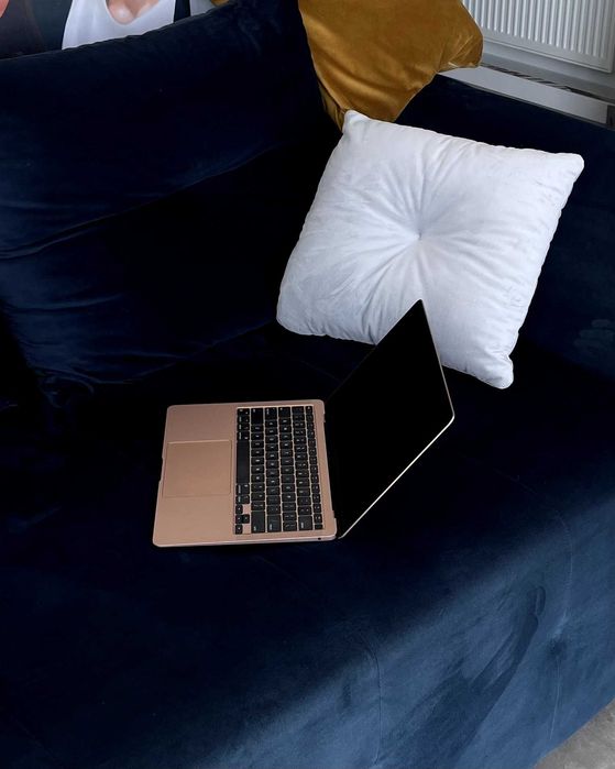 MacBook Air 2021, M1, 13", 8/256GB 2021, folosit de o singură persoană