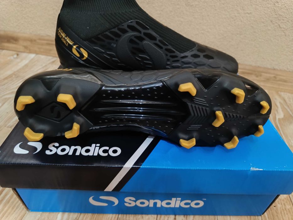 Нови  футболни обувки/бутонки 39