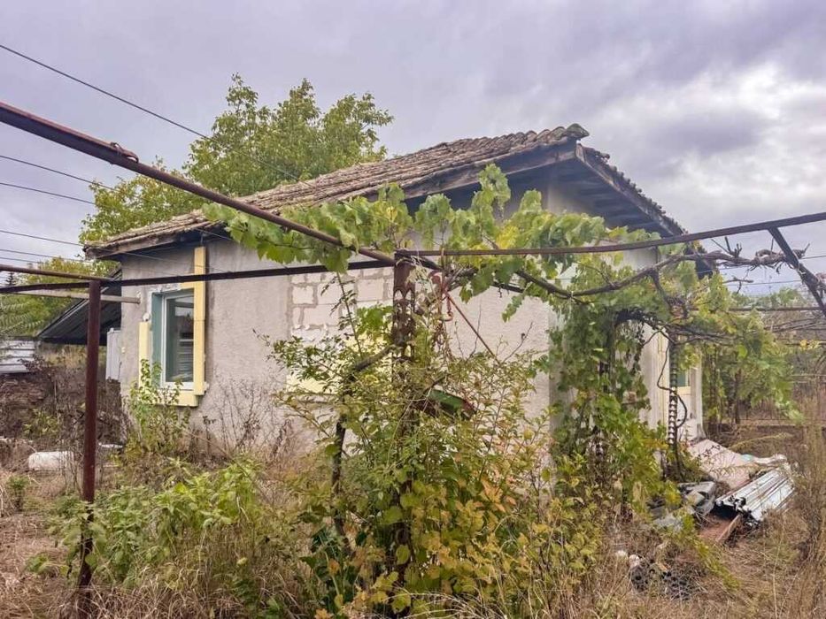 Едноетажна къща за ремонт с парцел в село Загорци, област Бургас