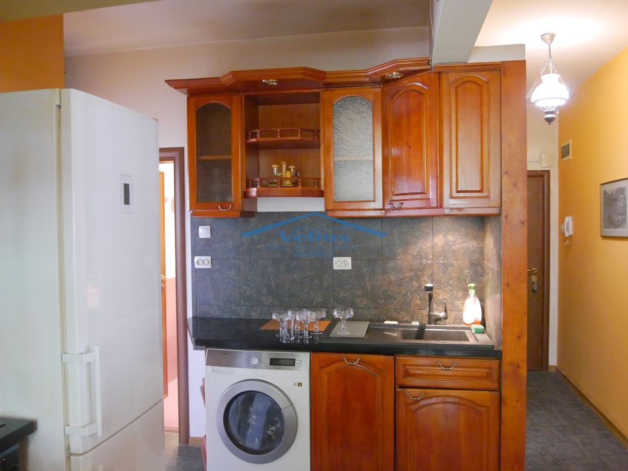 Дава се под наем Тристаен апартамент в София, Банишора - 103 кв.м за 600 € - Снимка #2