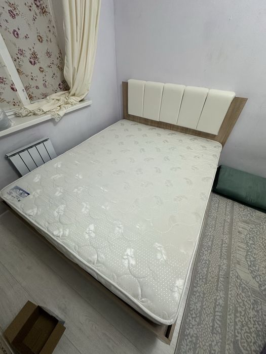 Кровать с матрасом