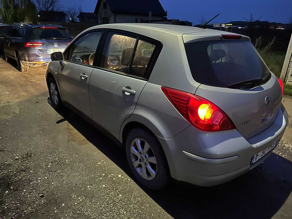 Nissan Tiida - Aproape de pomana