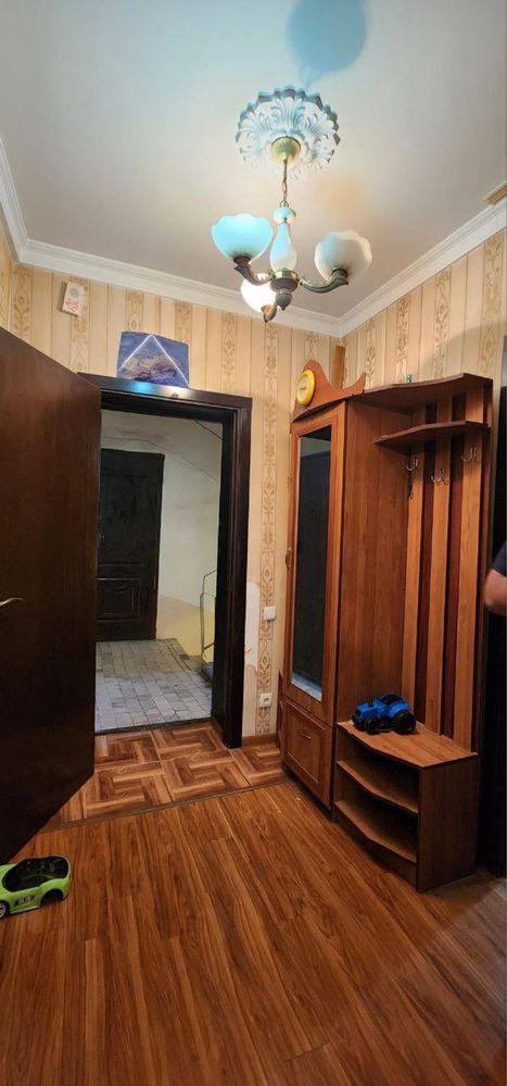 Срочно продается 1в2 комнатная квартира Юнусабад 18 квартал Сайрам пер