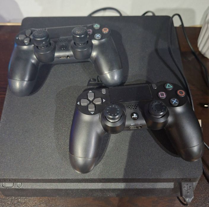 Ps4 slim с 2 джойстика и 3 игри