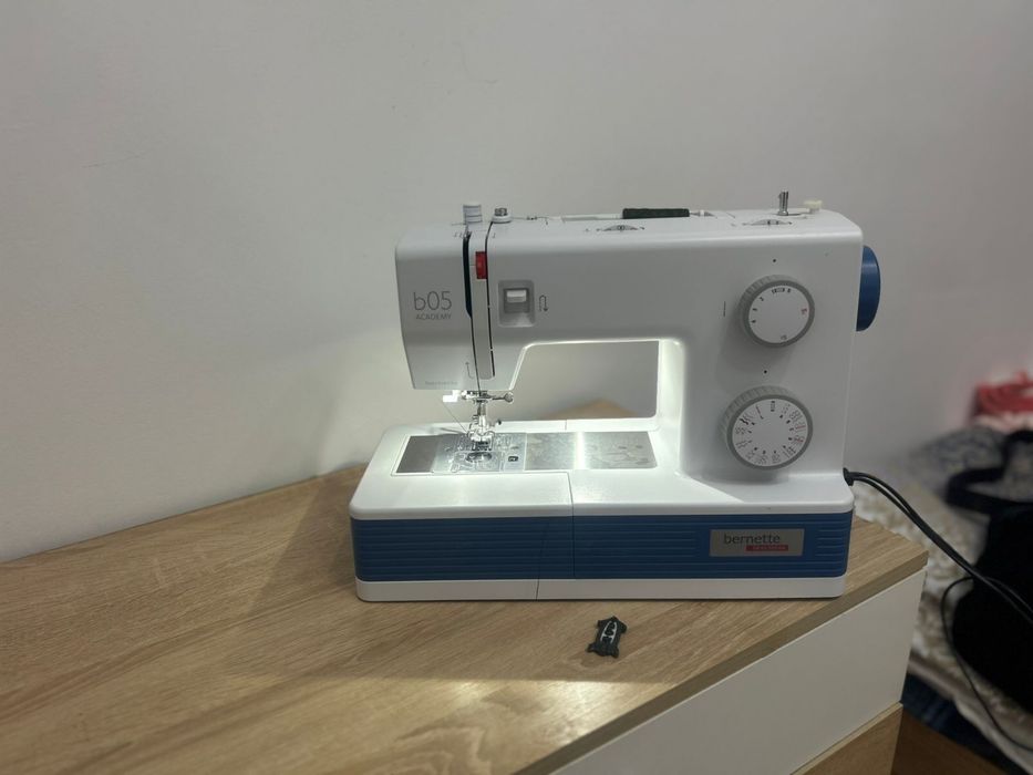 Продам машинку швейную от фирмы Bernette подарок маникен и шнуры