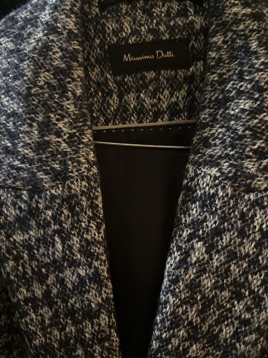 В актуалните тенденции широко късо вълнено палто на MassimomDutti