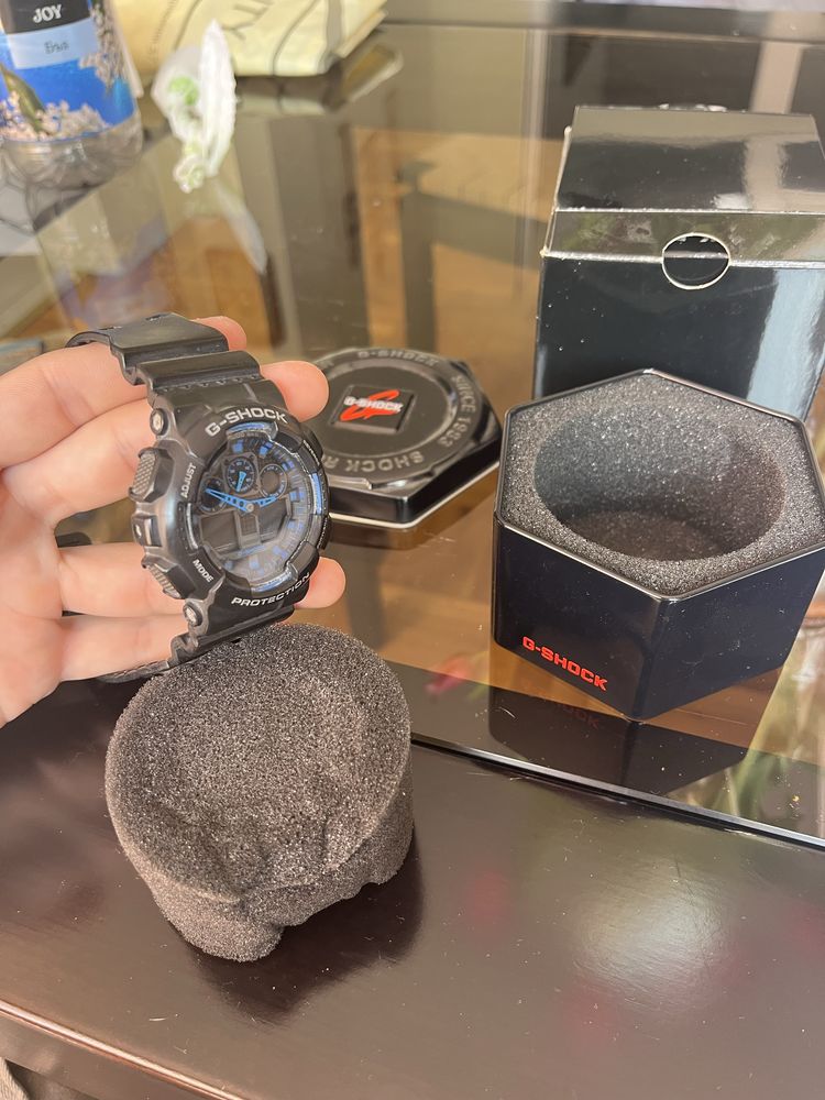 G - shock , черно със синьо.