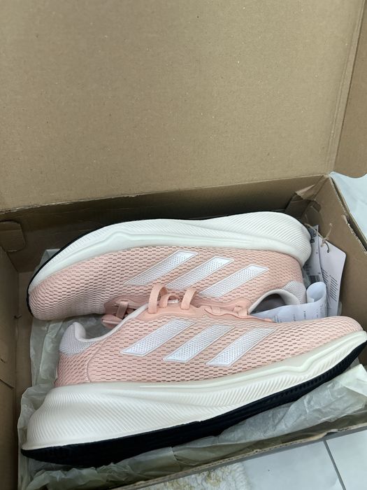 Новые женские оригинальные кроссовки adidas.