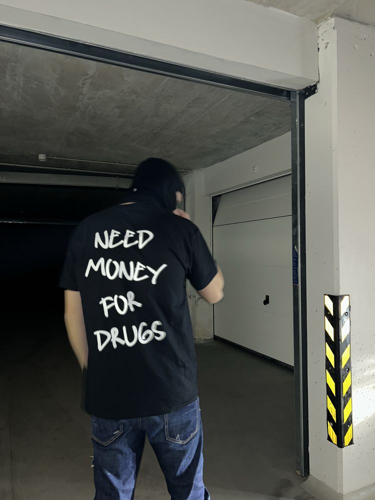 Тениска "Need money for drugs"