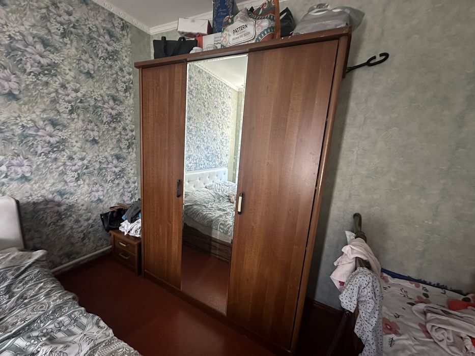 Двух сапальный кровать с мебелем