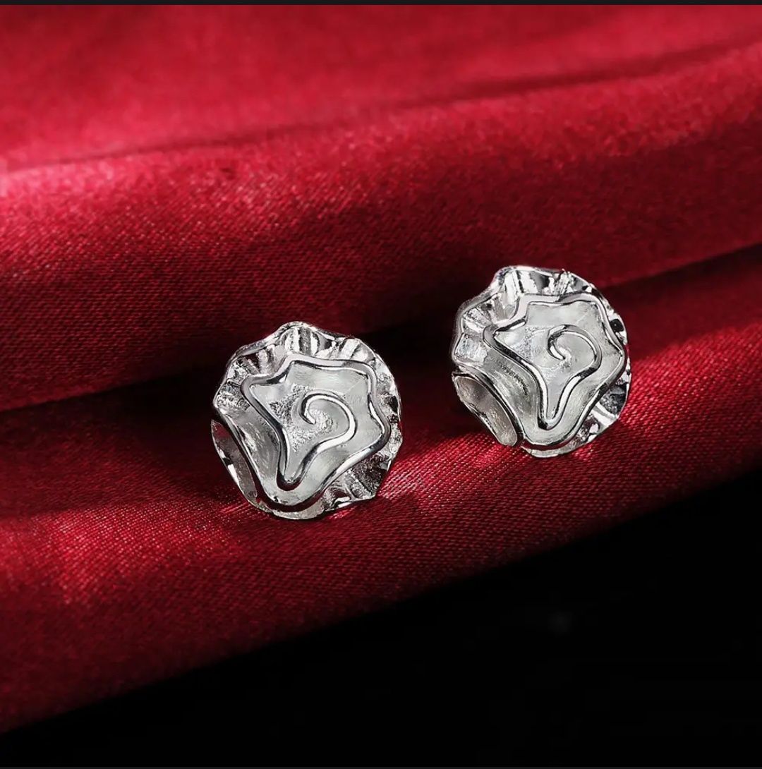 Серебряный комплект у каждого из них есть проба 925