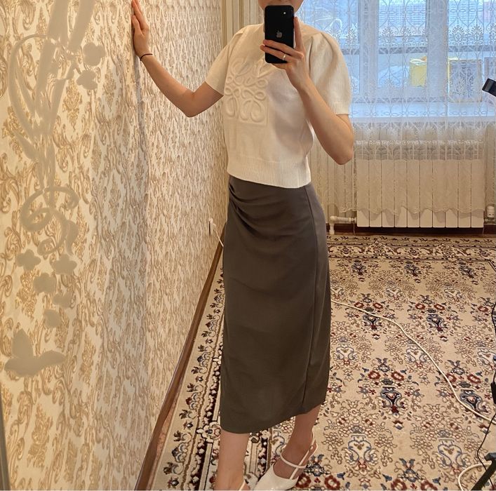 Продаю белые женские кофты и юбки