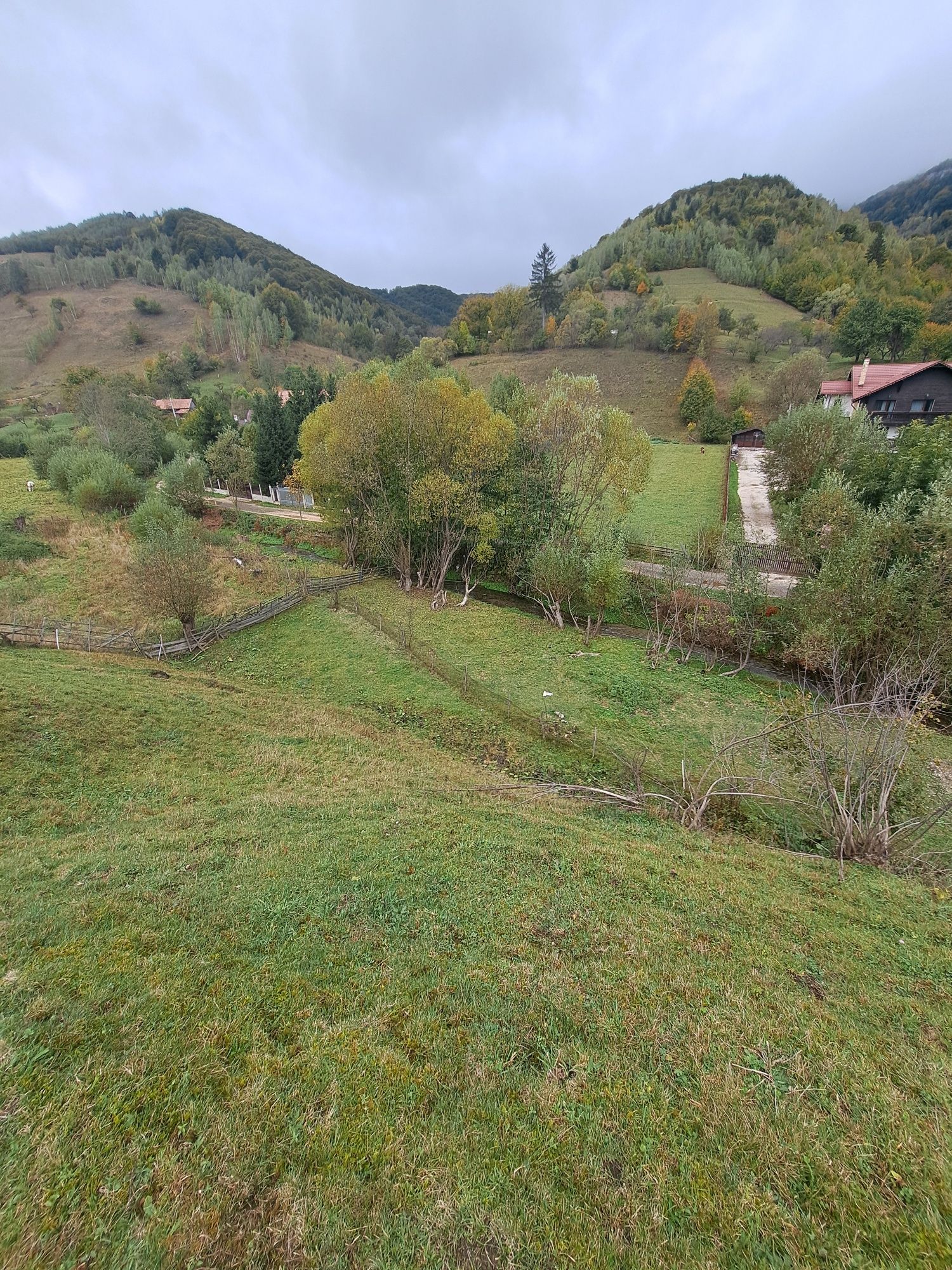 Vând casa plus teren intravilan