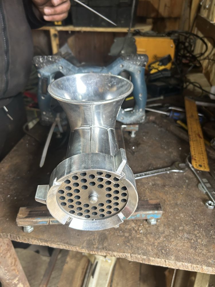 Masina de tocat carne cu motor