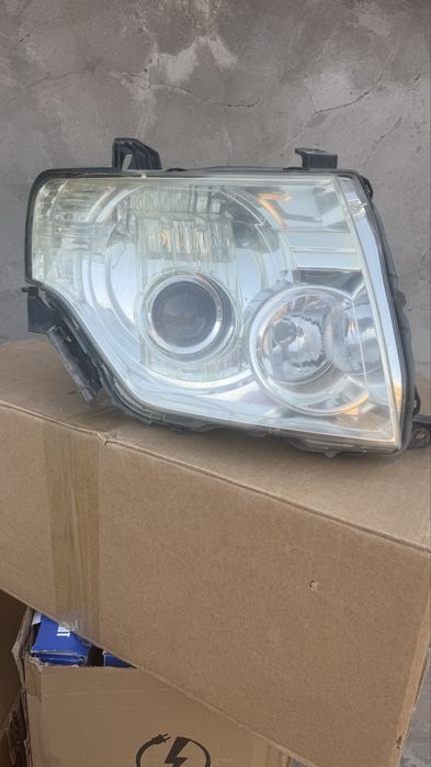 Передняя фара мицубиси паджеро 4 2008под ксенон оригинал 2 шт