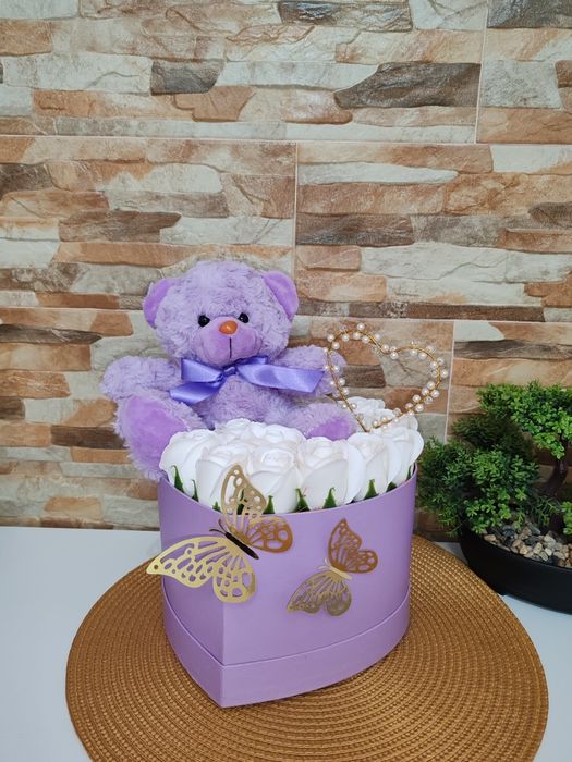 Aranjament cu ursuleț și trandafiri de săpun