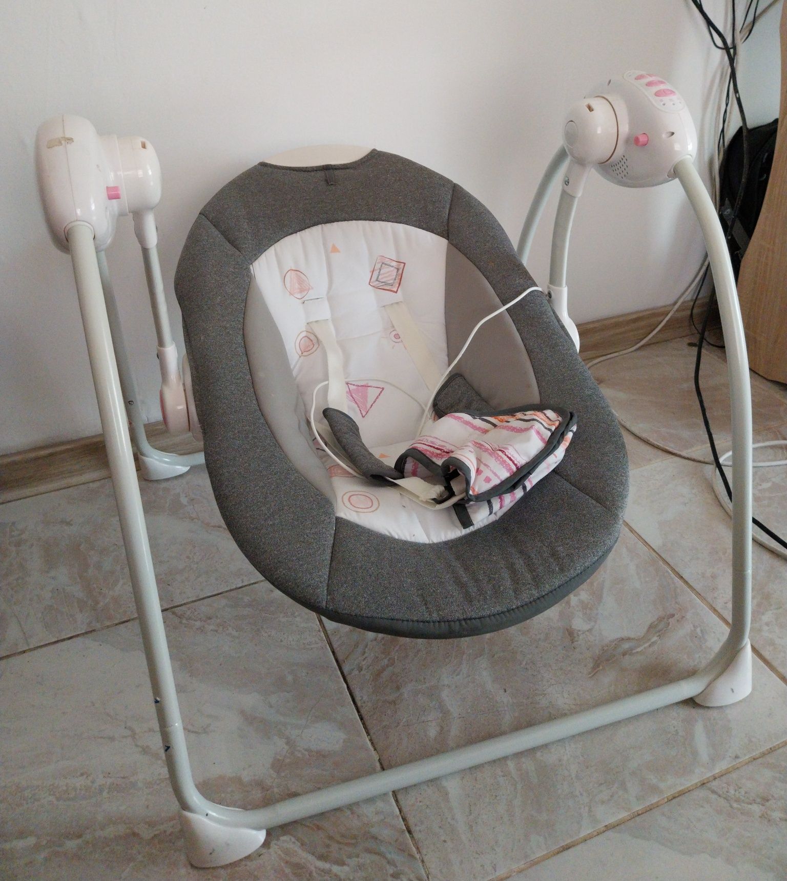 Leagăn electric pentru bebeluși