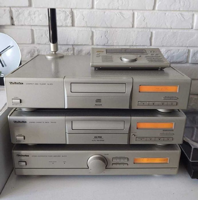 Linie audio Technics E10 cu telecomanda