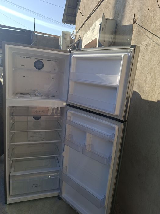 Срочно продам холодильник Samsung 3 года гарантия есть