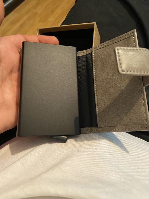 Vulkit port card piele