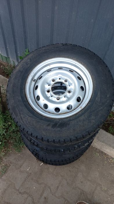 Продам комплект зимних шин 205/75/15