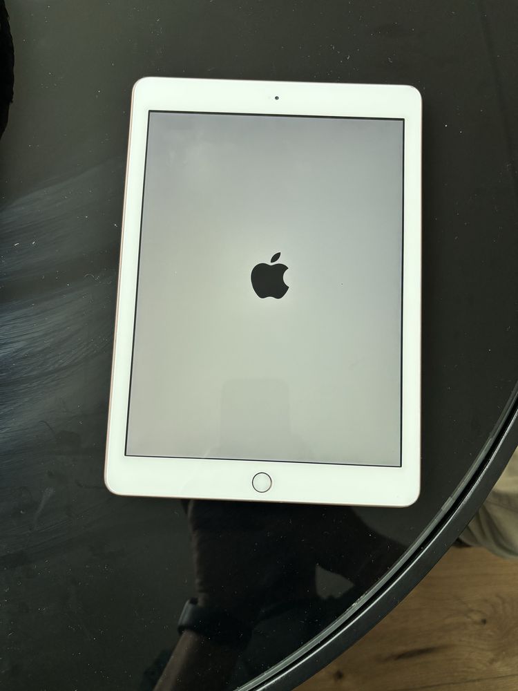 Ipad 6th gen 128gb defecta/ porneste soft defect