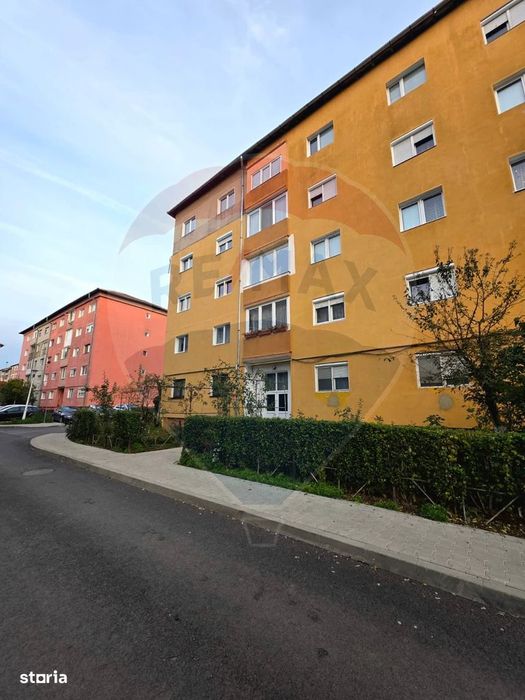 Apartament cu 3 camere de vânzare în zona Vitrometan