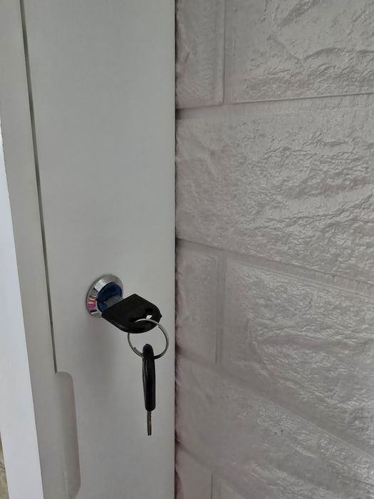 Шкаф за бижута с огледало и ключ