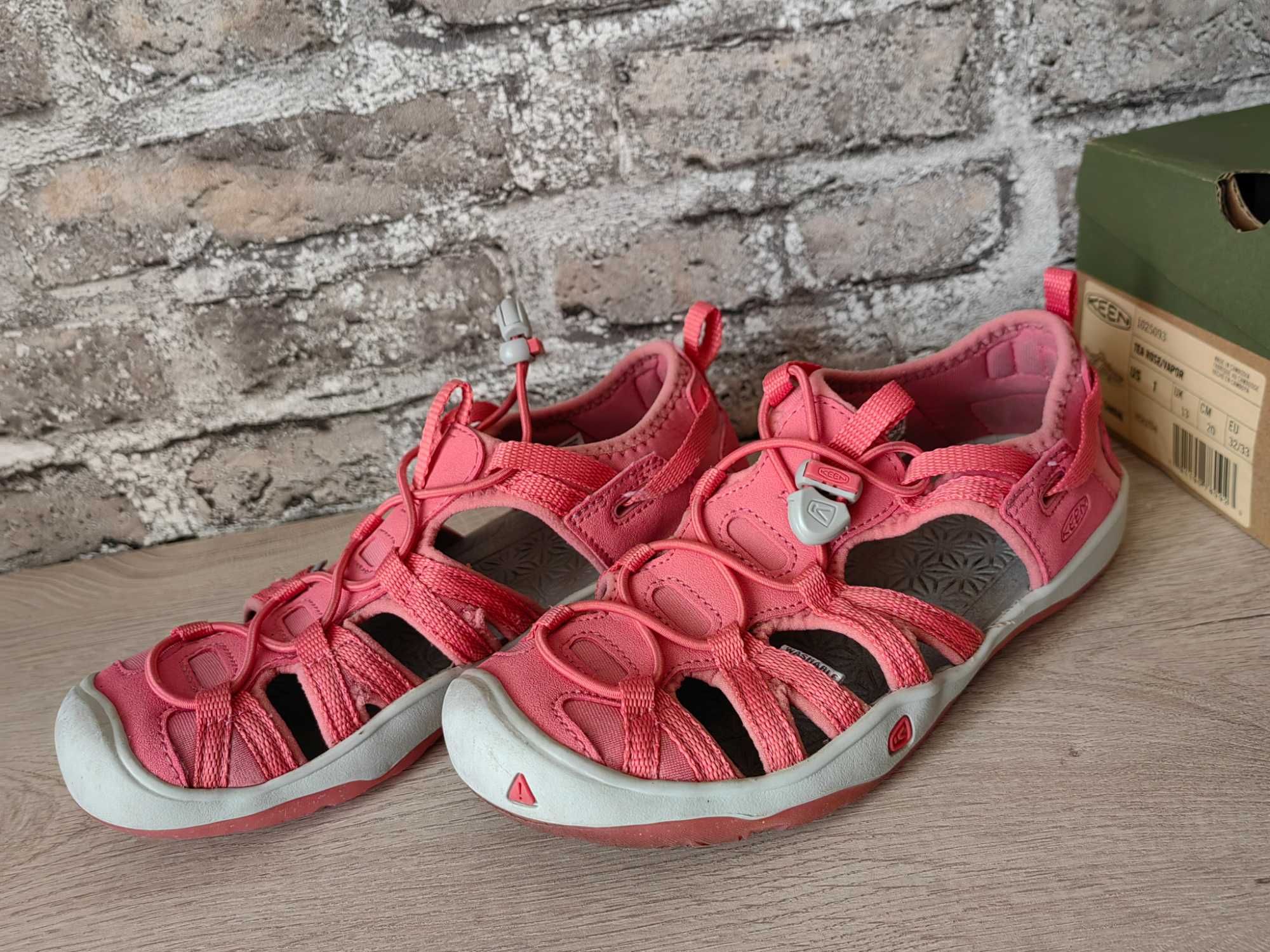 Keen MOXIE 32-33 затворени сандали