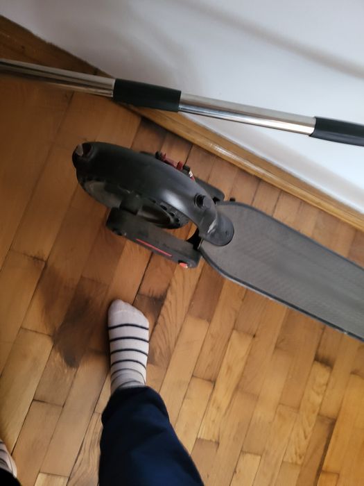 Trotinetă eletrică care merge cu 30 km și are Bluetooth