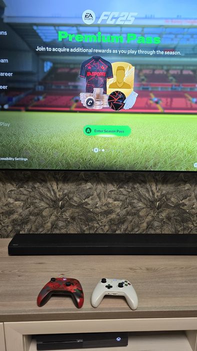 X box one plus 2 controlere si FC25