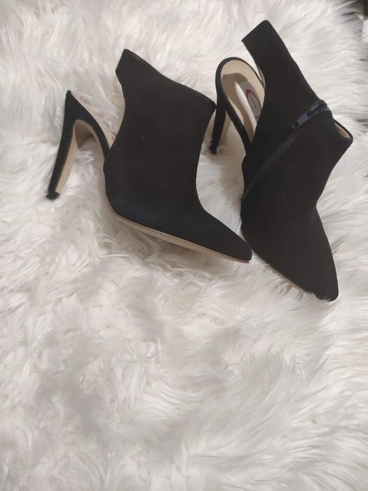 Pantofi piele noi  decupați in spate