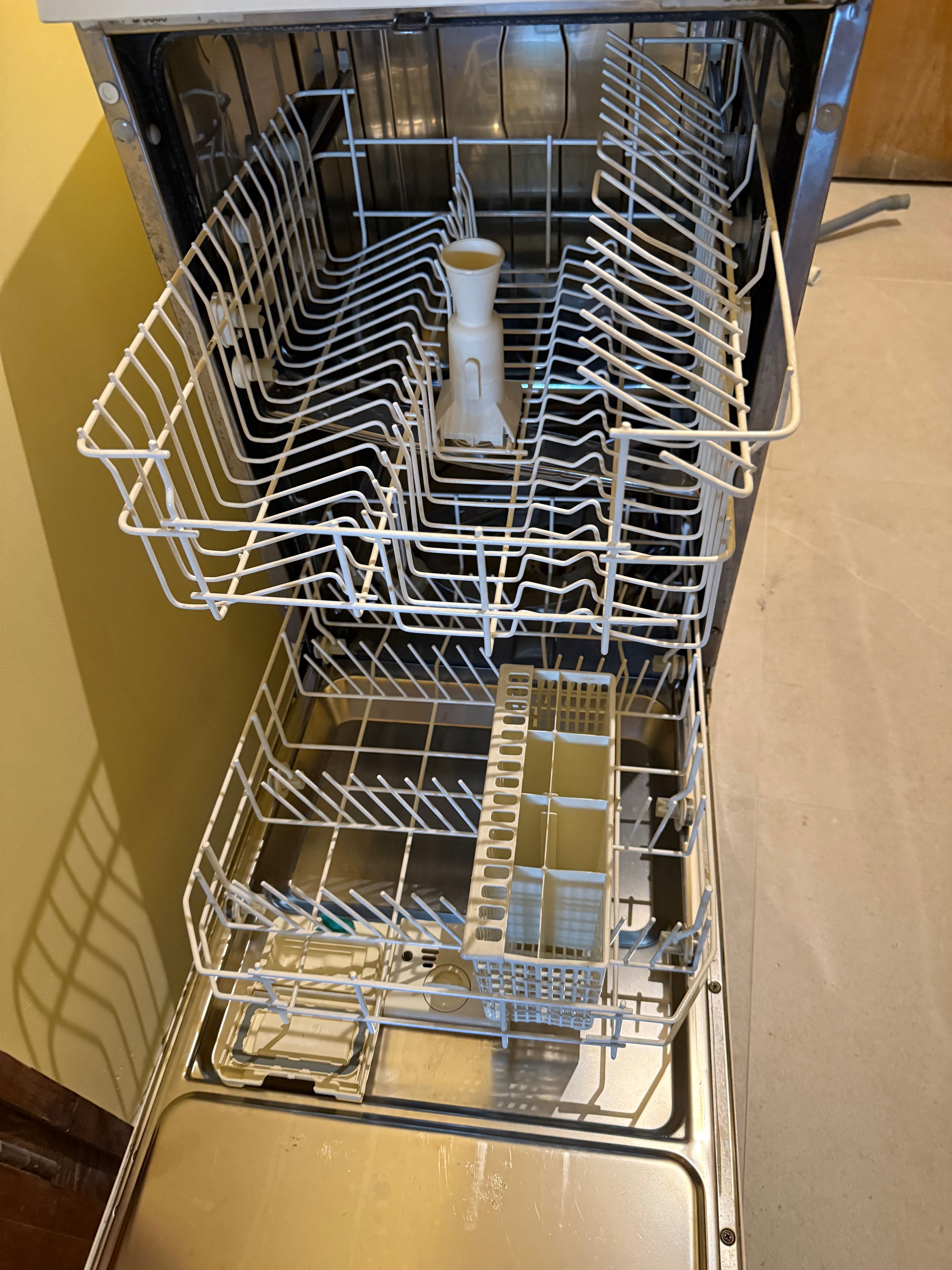 Съдомиялна - Electrolux - 45 см - всичко работи!