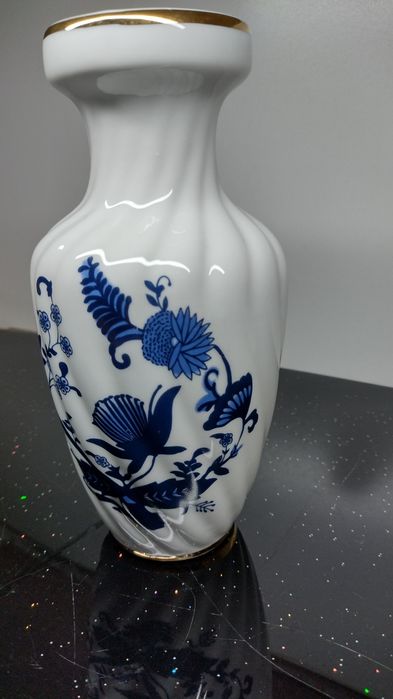 Ваза с декор син лук, без маркировка. Шарка едностранно, релеф и злато