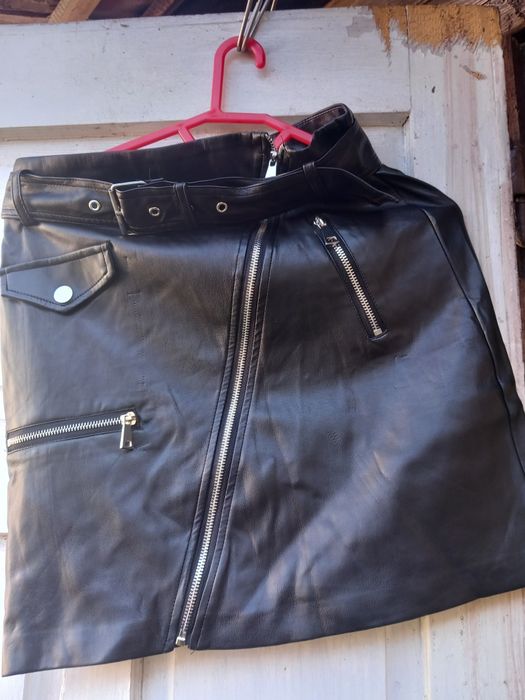 Vând fustă de culoare neagră