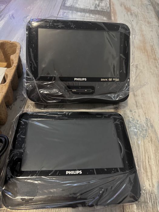 DVD Player portabil Philips PD7032/12, doua monitoare, NOU